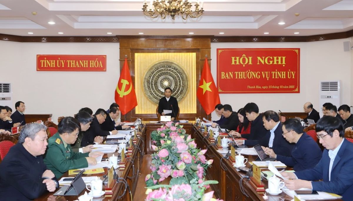 Mr. Nguyen Doan Anh - Member of the Party Central Committee, Secretary of the Thanh Hoa Provincial Party Committee chaired a conference to collect opinions on the arrangement of the apparatus. Photo: M.H
