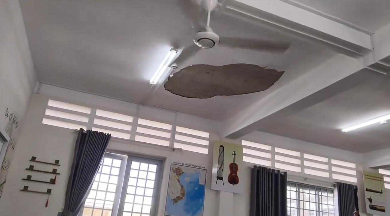 The plaster suddenly fell in the classroom of Nguyen Trung Truc Primary and Secondary School (Phu Quoc City). Photo cut from video clip