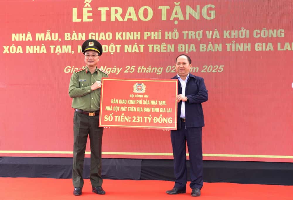 On behalf of the Ministry of Public Security, Lieutenant General Pham The Tung presented 231 billion VND to support Gia Lai province in implementing the Program to eliminate temporary and dilapidated houses. Photo: Le Anh