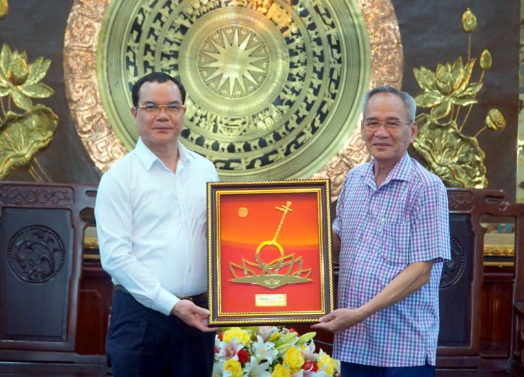 Uy vien Trung uong Dang, Bi thu Tinh uy Bac Lieu Lu Van Hung tang qua luu niem cho Uy vien Trung uong Dang, Chu tich Tong LDLDVN Nguyen Dinh Khang. Anh: Nhat Ho