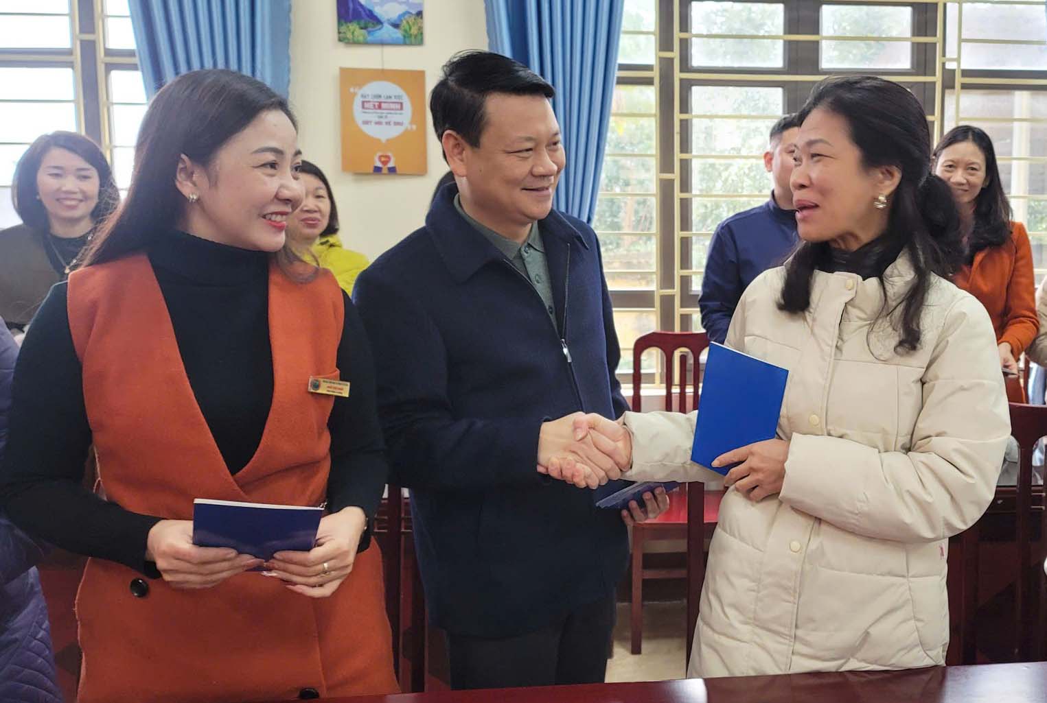 Leaders of the Thai Nguyen Provincial Federation of Labor presented gifts to workers in difficult circumstances. Photo: Provincial Federation of Labor