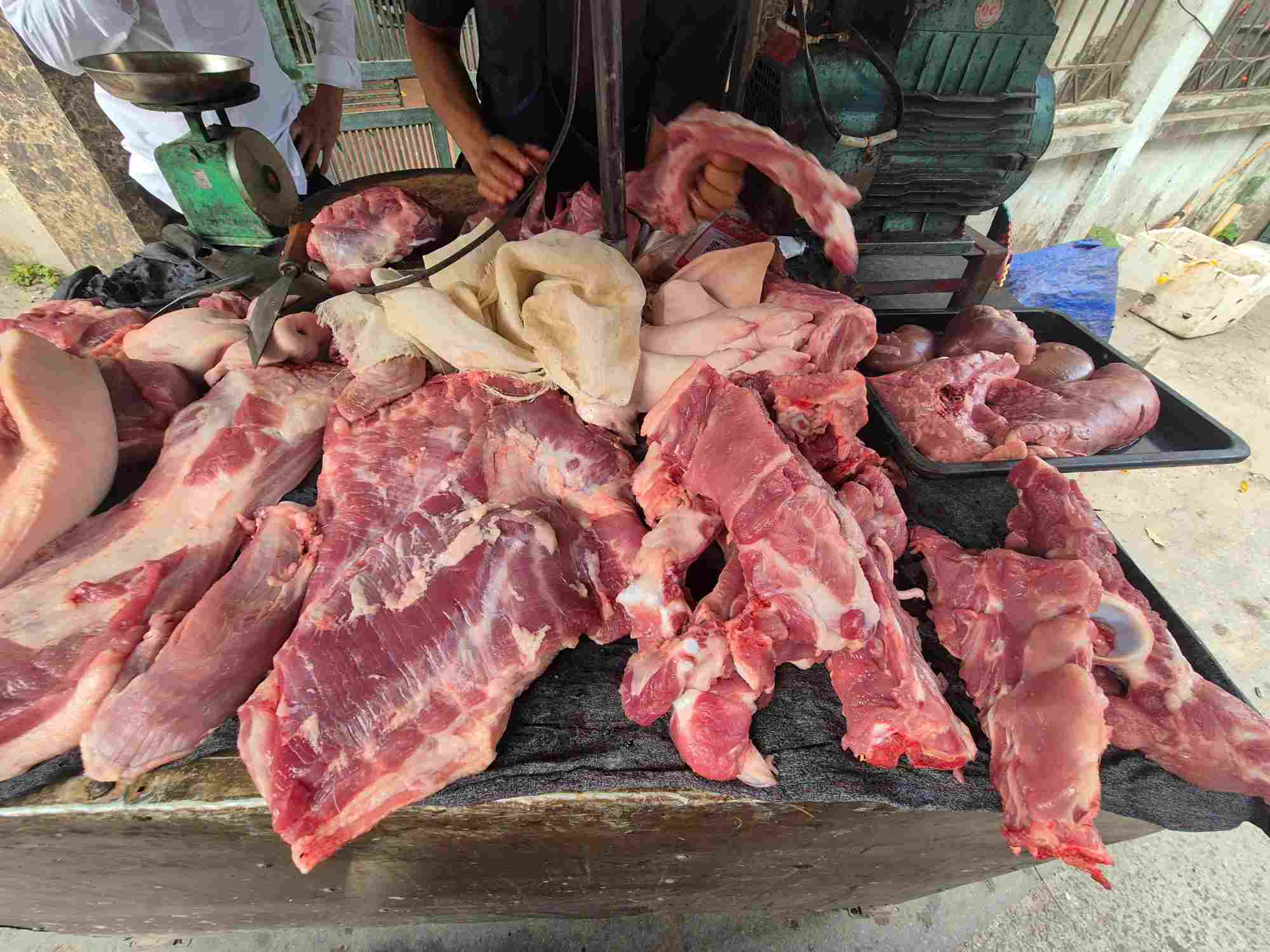 The price of live pigs increased after Tet, causing the price of pork in traditional markets to increase. Photo: Phan Anh