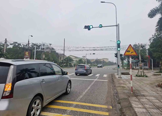 Đèn giao thông ở ngã tư đường Lê Ninh với đường Hà Hoàng đã hoạt động bình thường sau khi được khắc phục. Ảnh: Trần Tuấn.
