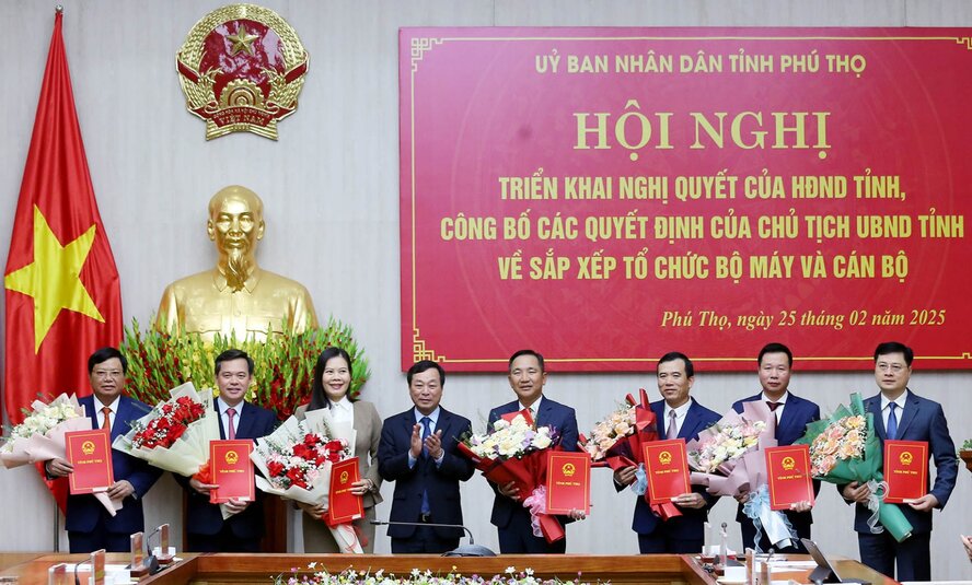 Chairman of Phu Tho Provincial People's Committee Bui Van Quang presented flowers to congratulate the new department directors. Photo: Phu Tho Province Electronic Information Office