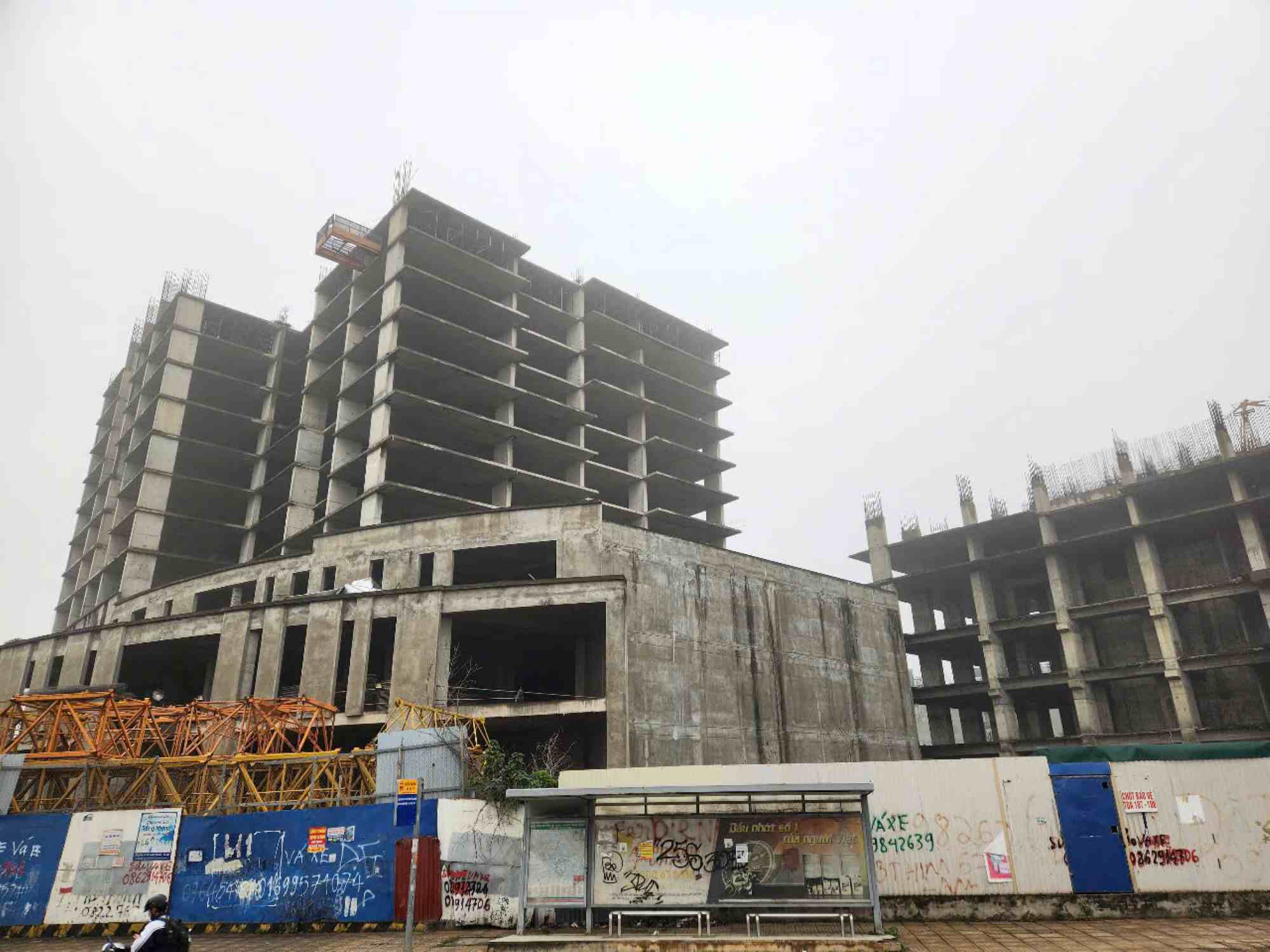 Some buildings in the Van Khe urban area expansion project (Usilk City) have been unfinished for more than 10 years. Photo: Cao Nguyen