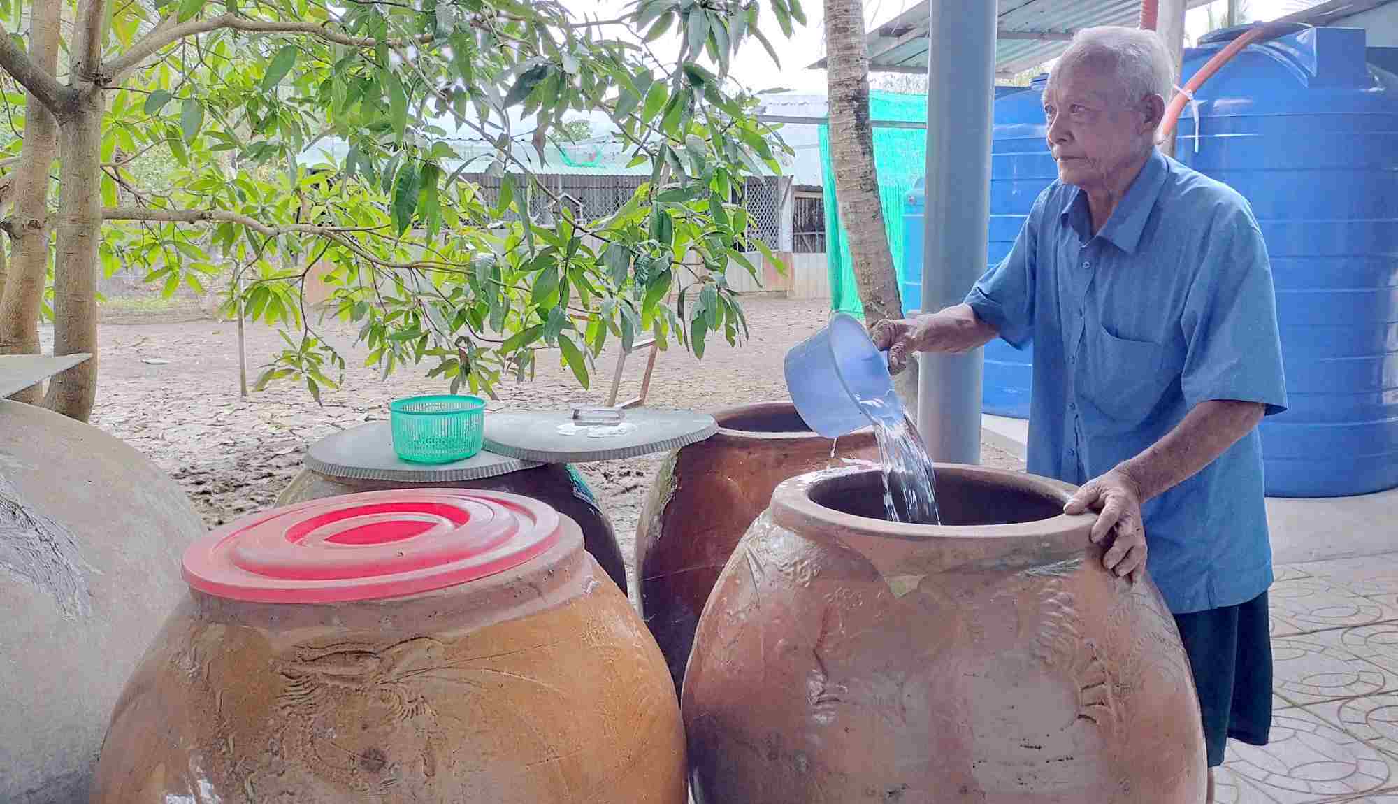 Mr. Tran Binh Dang, Bien Bach commune, Thoi Binh district, Ca Mau still has to store water in a water mist and bucket despite having a clean water system. Photo: Nhat Ho