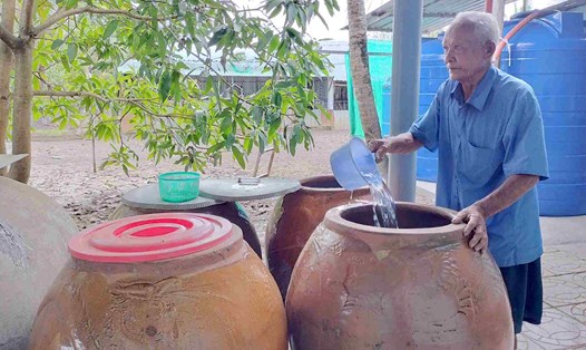 Ông Trần Bình Đặng, xã Biển Bạch, huyện Thới Bình, Cà Mau vẫn phải trữ nước bằng lu, kiệu dù có hệ thống nước sạch. Ảnh: Nhật Hồ