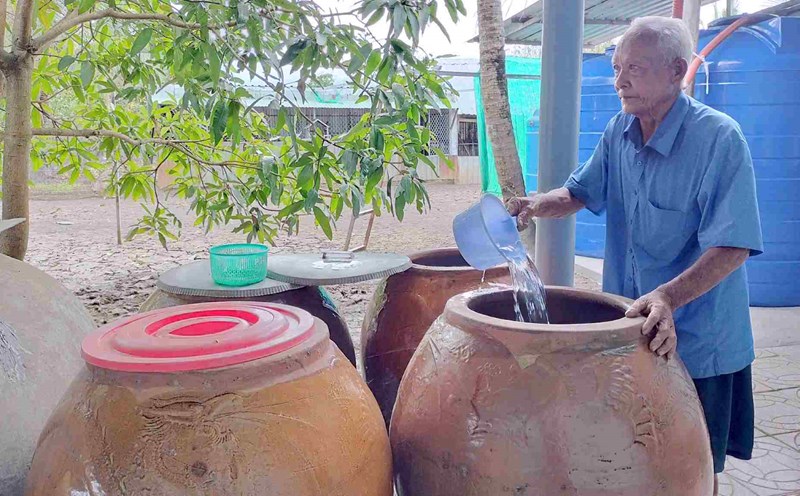 Mr. Tran Binh Dang, Bien Bach commune, Thoi Binh district, Ca Mau still has to store water in a water mist and bucket despite having a clean water system. Photo: Nhat Ho