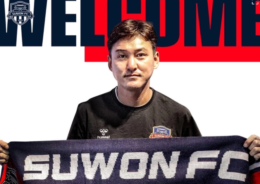 Tro li Lee Jung-soo duoc ki vong se tro thanh canh tay phai cua huan luyen vien Kim Sang-sik. Anh: Suwon FC