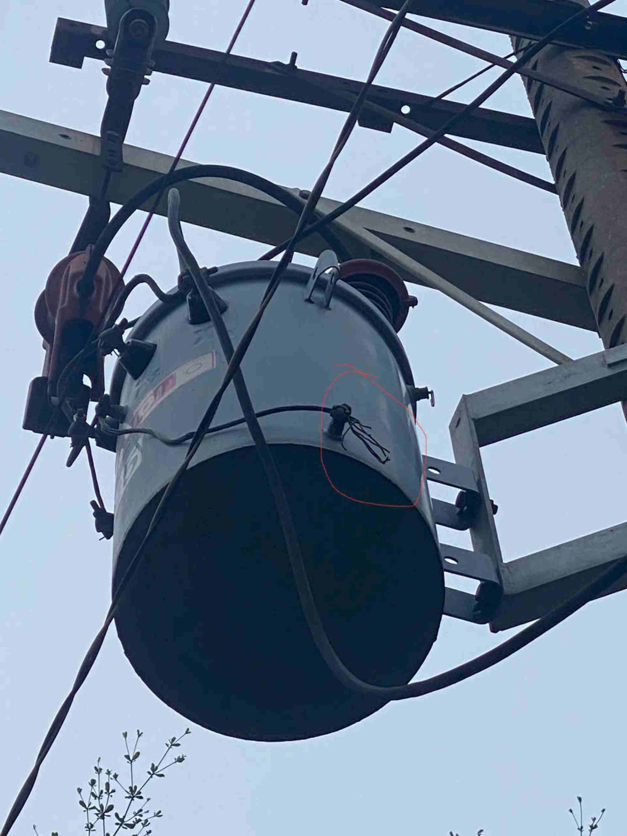 The top of the transformer case connecting cable after cutting (incident on February 16, 2025 in Vinh Cuu district). Photo: Provided by Dong Nai Power Company