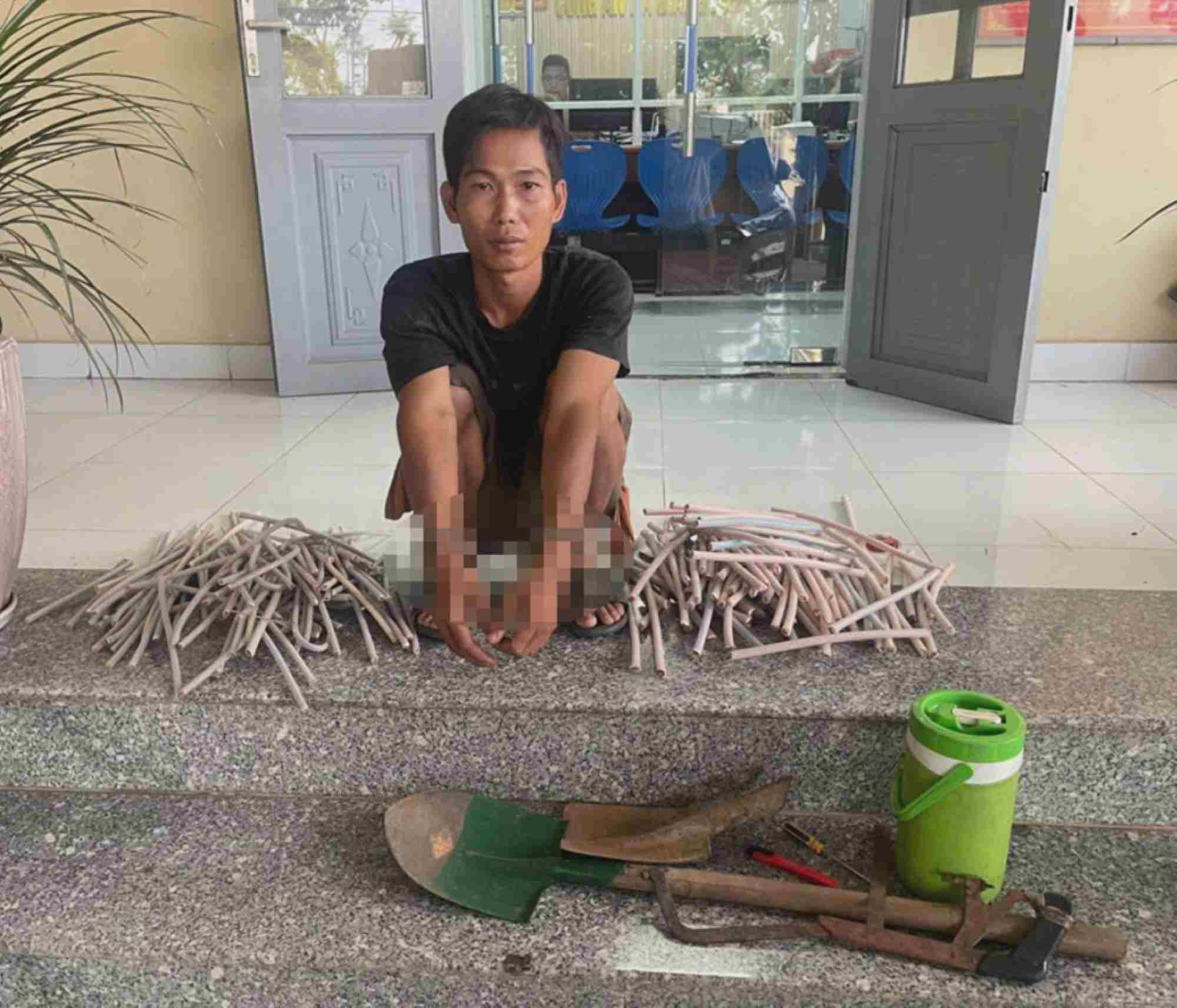 Doi tuong Nguyen Van Hoa va tang vat day cap dien, cung cong cu pham toi.  Anh: Cong an Dong Nai