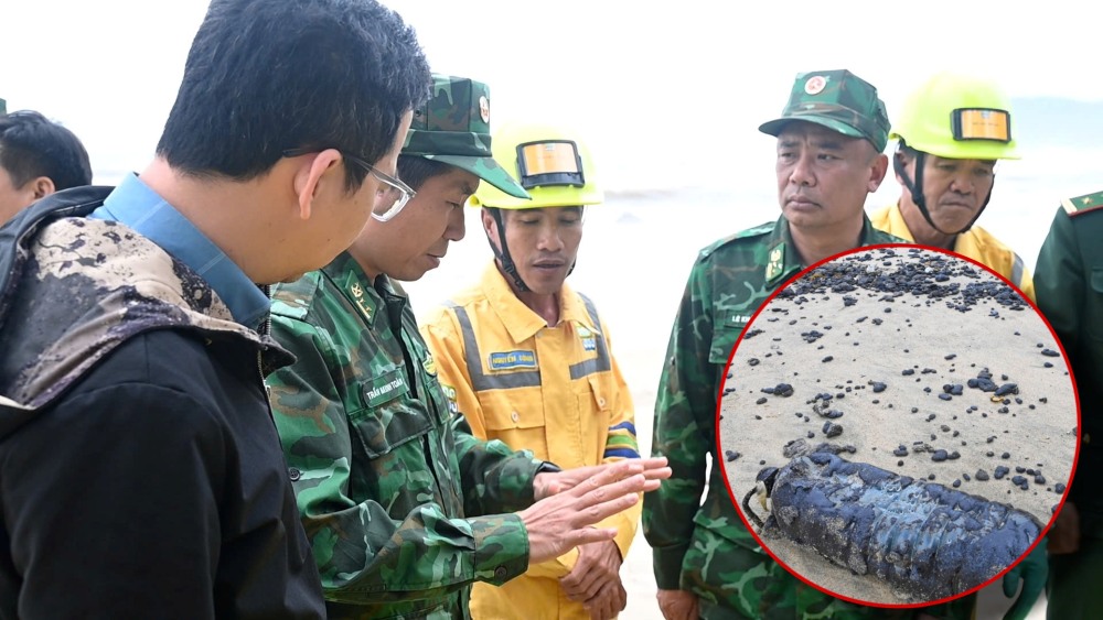 The authorities handle oil overflowing into the sea in Hue.