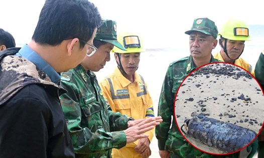 Lực lượng chức năng xử lý dầu tràn vào bở biển ở Huế.
