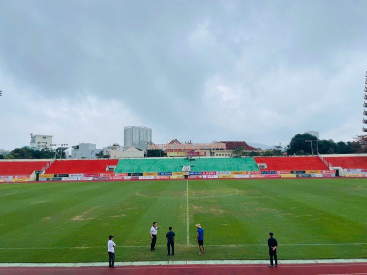 Quy Nhon Stadium is seriously degraded. Photo: VPF