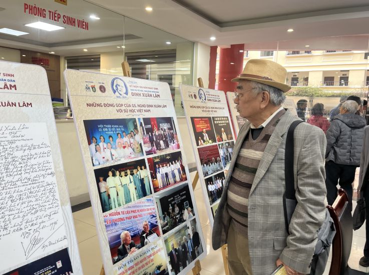 Images at the "Exhibition and Seminar to celebrate the 100th birthday of Prof. Dr. Dinh Xuan Lam". Photo: Hoang Hue