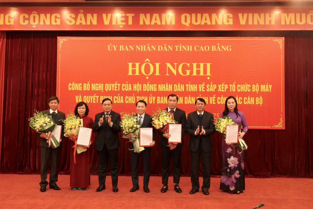 The People's Committee of Cao Bang province has just appointed department directors after the merger. Photo: Minh Anh