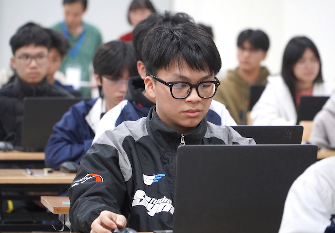Candidates taking the first thinking assessment exam in 2025 organized by Hanoi University of Science and Technology. Photo: Van Trang