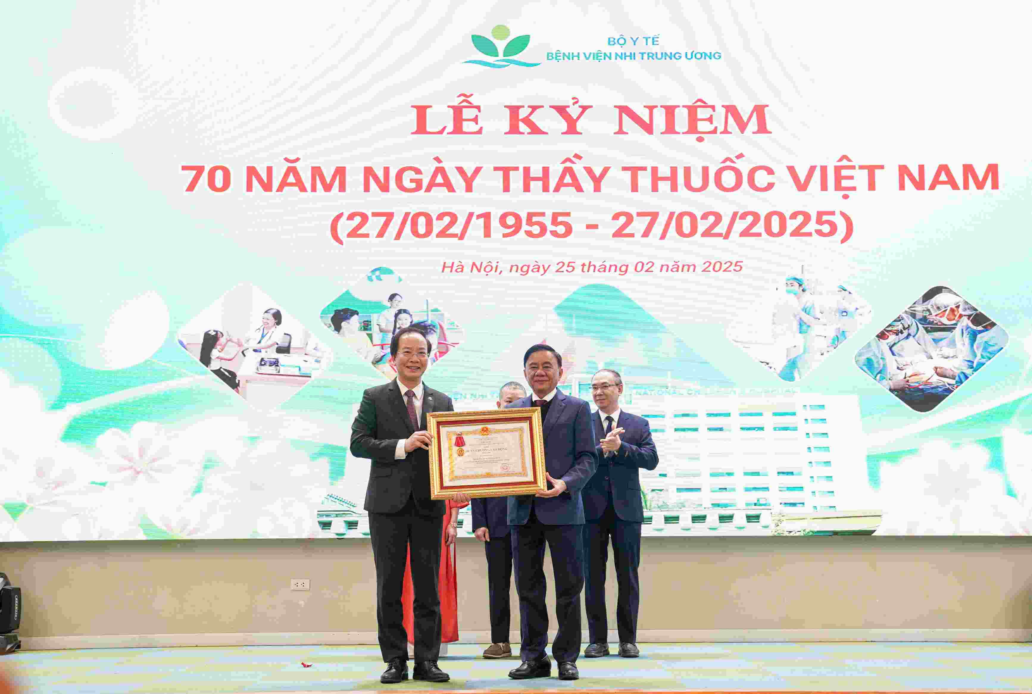 Mr. Tran Cam Tu presented the Second Class Labor Medal to Associate Professor, Dr. Tran Minh Dien - Director of the National Children's Hospital. Photo: BVCC