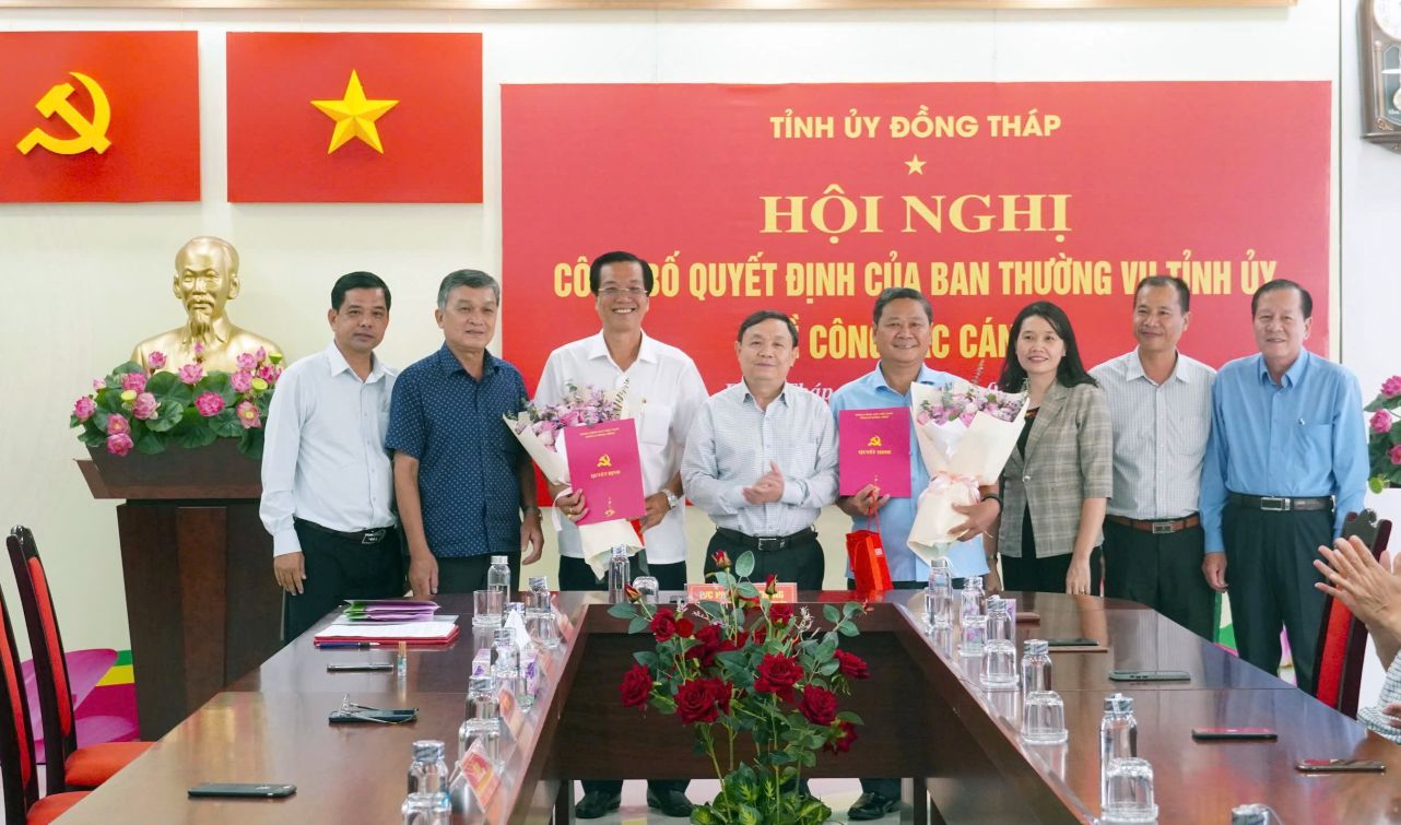 Lanh dao tinh va dai dien lanh dao cac co quan chuyen trach tham muu, giup viec Tinh uy tang hoa va chia tay ong Nguyen Ngoc Thuong va ong  Dang Hong Tam. Anh: Kim Sa