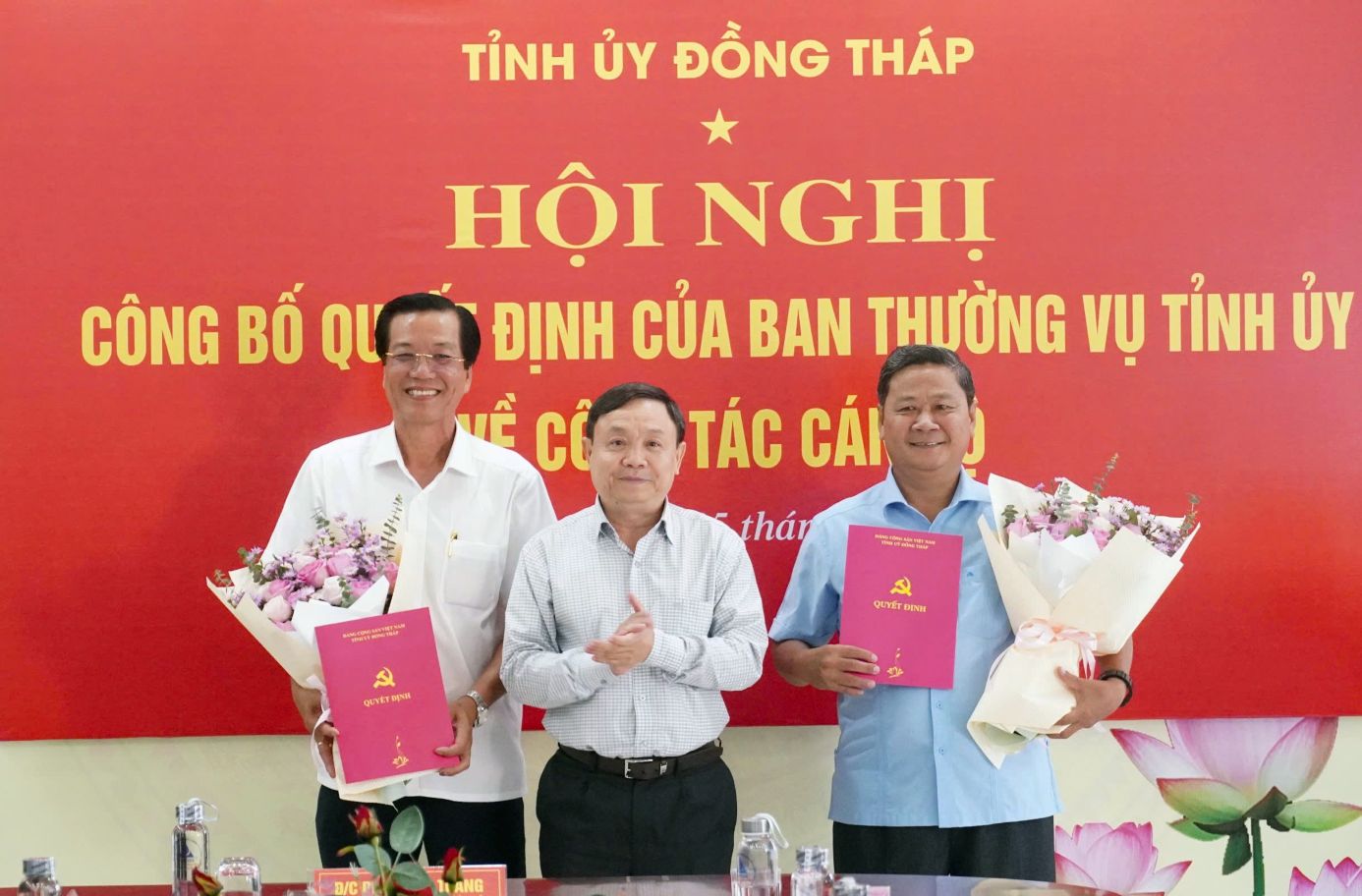 Ong Phan Van Thang (giua) trao Quyet dinh cua Ban Thuong vu Tinh uy Dong Thap cho ong Phan Van Thuong (bia trai anh) va ong Dang Hong Tam (bia phai anh) nghi huu truoc tuoi. Anh: Kim Sa