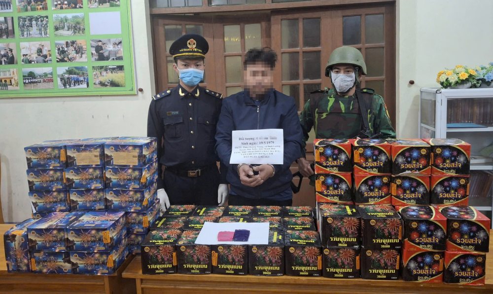 The authorities arrested a subject transporting drugs and fireworks across the border. Photo: Border Guard