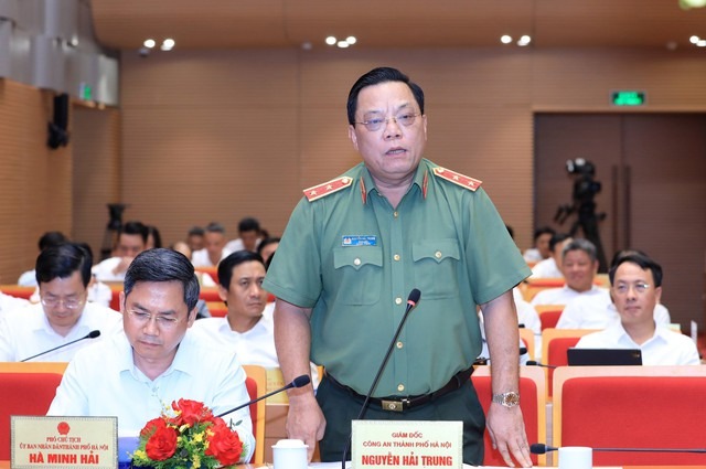 Lieutenant General Nguyen Hai Trung - Director of Hanoi City Police - answered questions at the Hanoi People's Council meeting. Photo: Hanoi.gov.vn