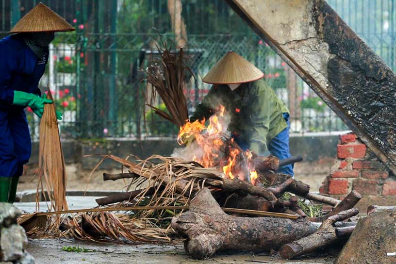 Nhan vien dot lua suoi am tai khu nuoi huou. Anh: Huu Vu