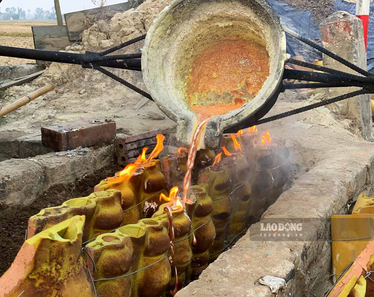 Tong Xa village copper casting process (Lam town, Y Yen district, Nam Dinh province). Photo: Ha Vi