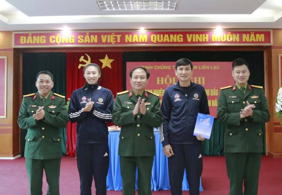 Huan luyen vien Pham Van Long (thu 2 tu phai qua) cung doi Binh chung Thong tin nhan nhiem vu mua giai 2025. Anh: BCTT