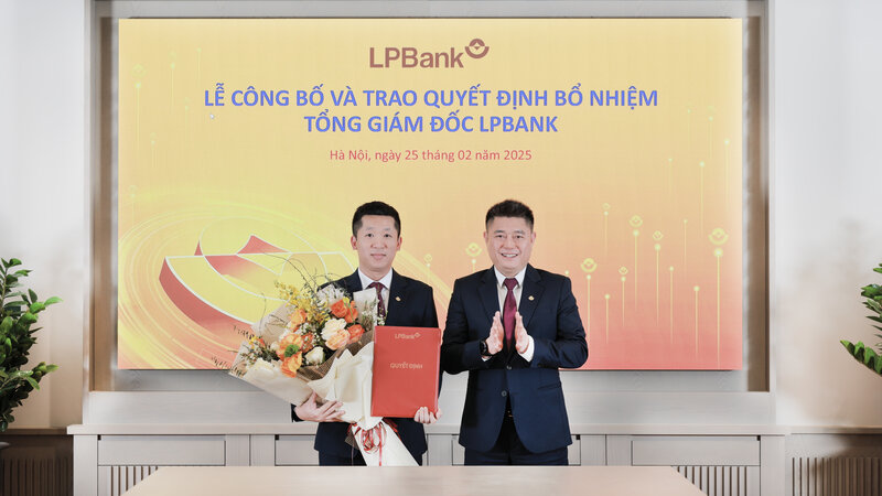 Mr. Nguyen Duc Thuy - Chairman of LPBank's Board of Directors (right) presented the appointment decision to Mr. Vu Quoc Khanh - General Director of LPBank (left).