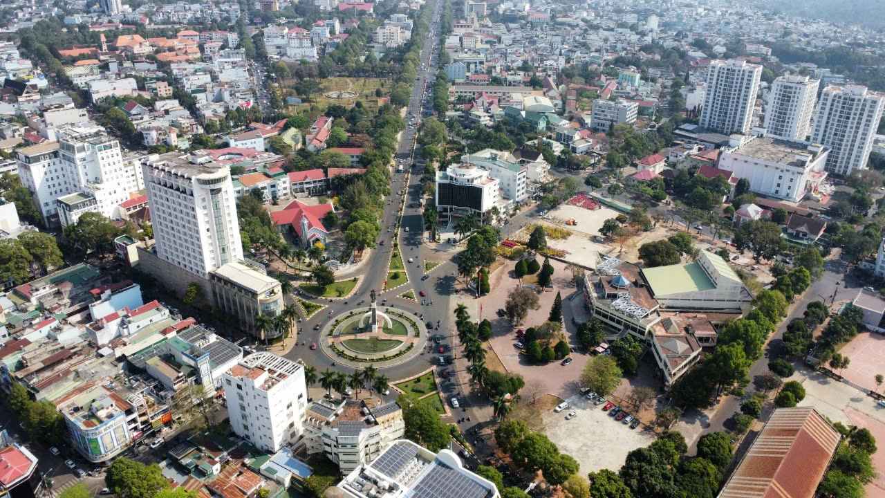 Currently, many hotels in Buon Ma Thuot city have been booked full rooms by tourists during the coffee festival. Photo: Bao Lam