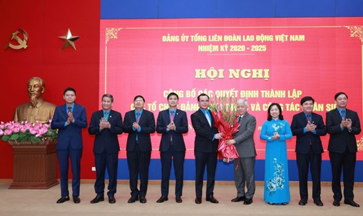 Đồng chí Đỗ Văn Chiến - Ủy viên Bộ Chính trị, Bí thư Trung ương Đảng, Bí thư Đảng ủy Mặt trận Tổ quốc, các đoàn thể Trung ương, Chủ tịch Ủy ban Trung ương Mặt trận Tổ quốc Việt Nam (thứ tư từ phải qua) tặng hoa chúc mừng Ban Thường vụ Đảng ủy Tổng LĐLĐVN nhiệm kỳ 2025-2030. Ảnh: Hải Nguyễn