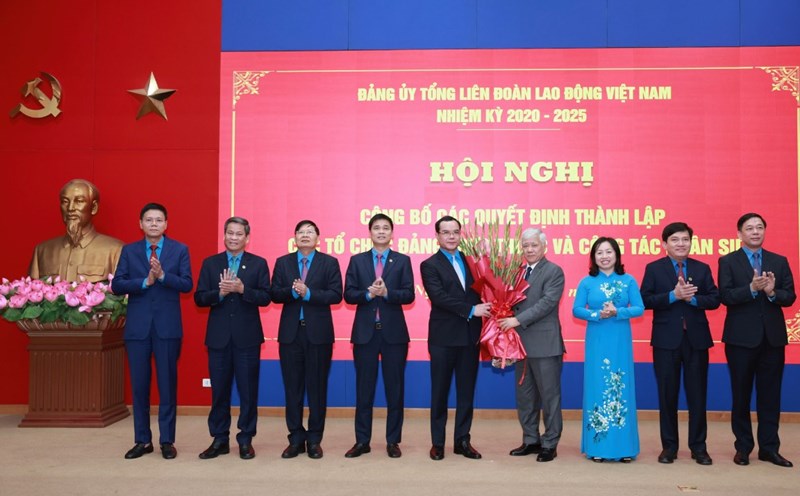 Comrade Do Van Chien - Politburo member, Secretary of the Party Central Committee, Secretary of the Party Committee of the Fatherland Front, Central organizations, Chairman of the Central Committee of the Vietnam Fatherland Front (4th from right) presented flowers to congratulate the Standing Committee of the Party Committee of the Vietnam General Confederation of Labor for the 2025-2030 term. Photo: Hai Nguyen