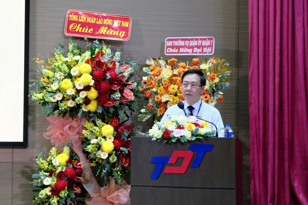 Ong Vu Anh Duc - Bi thu Dang uy, Chu tich Hoi dong truong Truong Dai hoc Ton Duc Thang phat bieu khai mac dai hoi. Anh: Thuc Tram