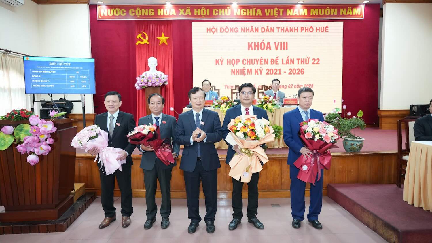 Mr. Nguyen Chi Tai (2nd, right) - Member of the City Party Committee, former Head of the City Party Committee's Mass Mobilization Committee was elected by the Hue City People's Council to the position of Vice Chairman of the City People's Committee. Photo: N. Hieu.