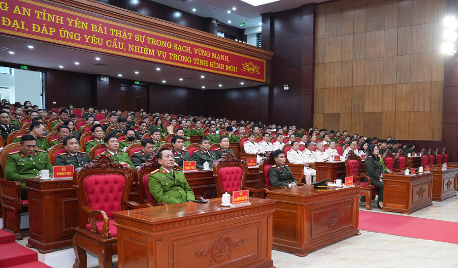 16 police leaders at the department and district levels of Yen Bai Provincial Police have applied for early retirement. Photo: Do Huy