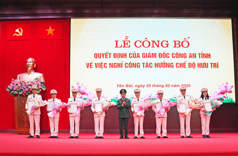 Dai ta Le Viet Thang – Giam doc Cong an tinh Yen Bai trao quyet dinh va tang hoa chuc mung cac truong phong, truong cong an huyen nghi huu truoc tuoi. 