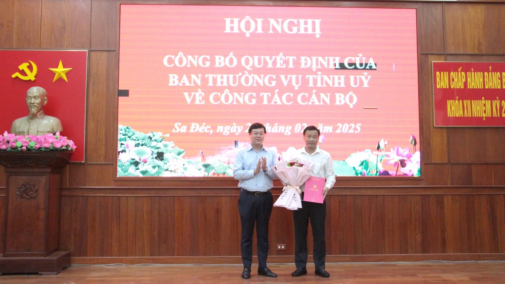 Ong Le Quoc Phong- Bi thu Tinh uy Dong Thap trao quyet dinh va tang hoa chuc mung cho ong Nguyen Phuoc Thien