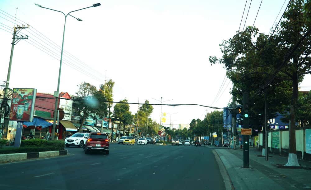 Trụ đèn tín hiệu xây dựng, thiết kế từ lâu năm, tài xế khó quan sát được, dẫn đến vi phạm an toàn giao thông. Ảnh: Thanh Tuấn 