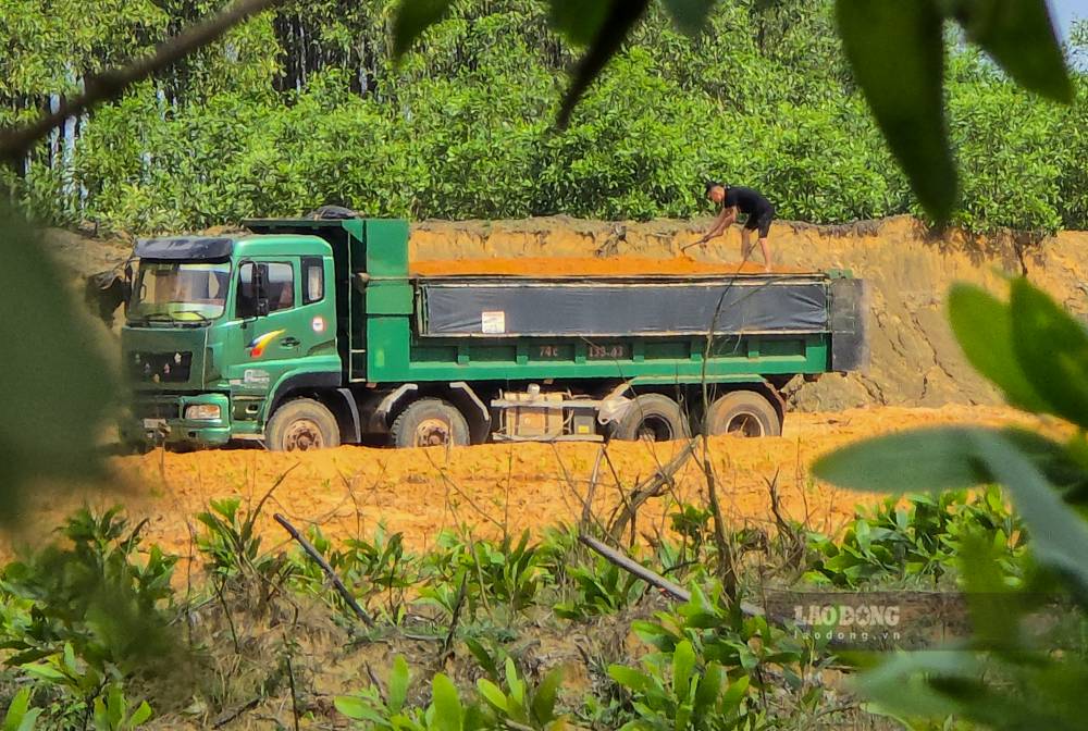 Xe cho dat khai thac trai phep roi khoi hien truong. Anh: PV