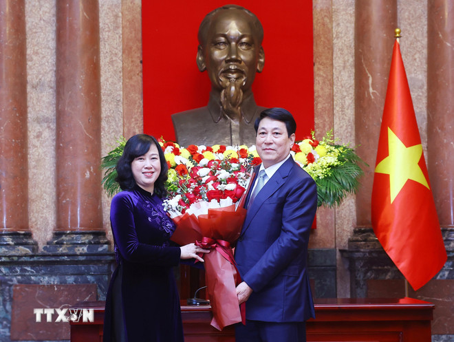 Presenting flowers to congratulate the health sector on the occasion of the 70th anniversary of Vietnam Doctors' Day, President Luong Cuong emphasized that health care for the people is a priority in the country's development strategy. Photo: Lam Khanh/VNA