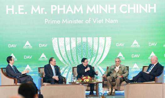 Các nhà lãnh đạo trao đổi trong phiên toàn thể cấp cao của Diễn đàn Tương lai ASEAN 2025. Ảnh: Hải Nguyễn