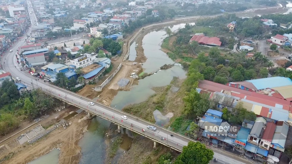 The hundred-billion-dong embankment project is gradually taking shape in the mountainous district of Thai Nguyen. Photo: Nguyen Hoan.