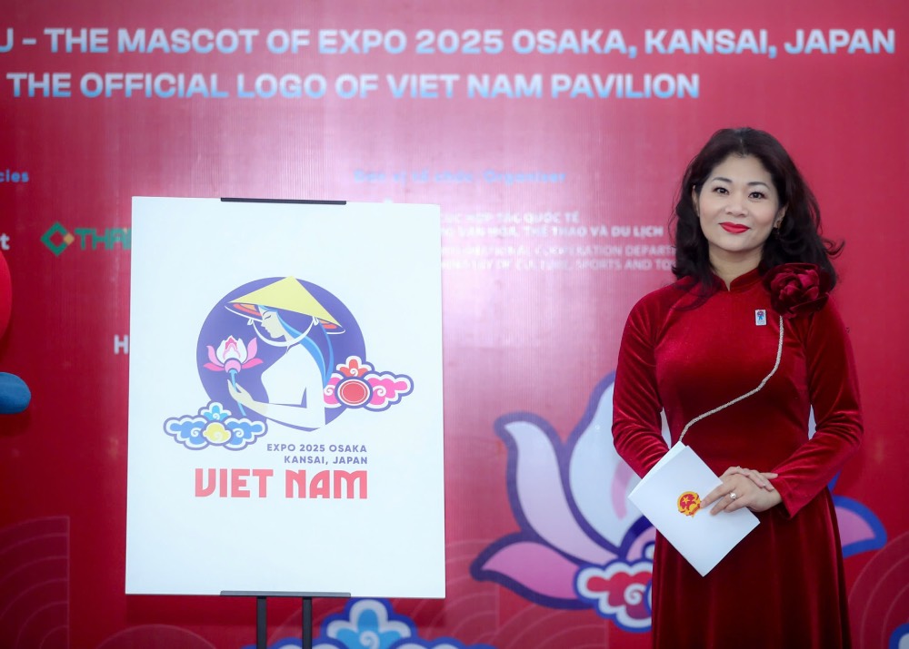 TS. Nguyễn Phương Hòa và logo Nhà Triển lãm Việt Nam tại EXPO 2025. Ảnh: Thanh Huyền