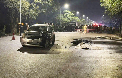 Scene of the motorbike accident in front of a car in Phuc Tho (Hanoi). Photo: Provided by the police