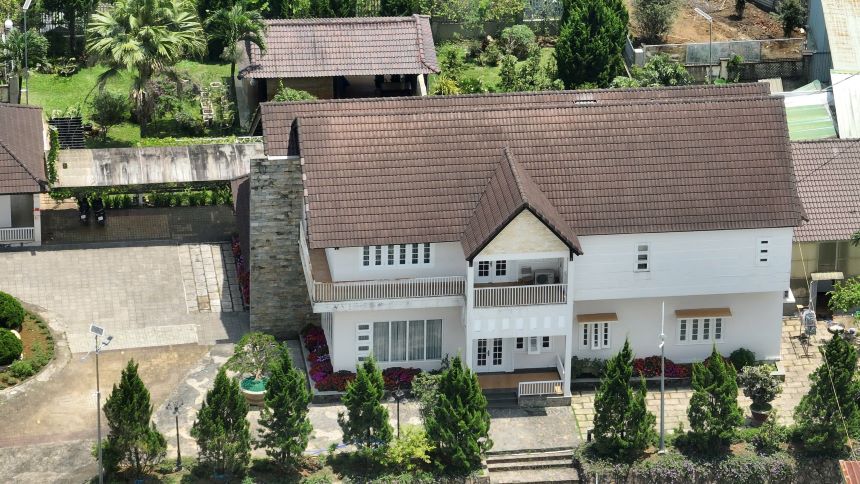 Local authorities requested to repair unlicensed construction works. Photo: Lam Hong