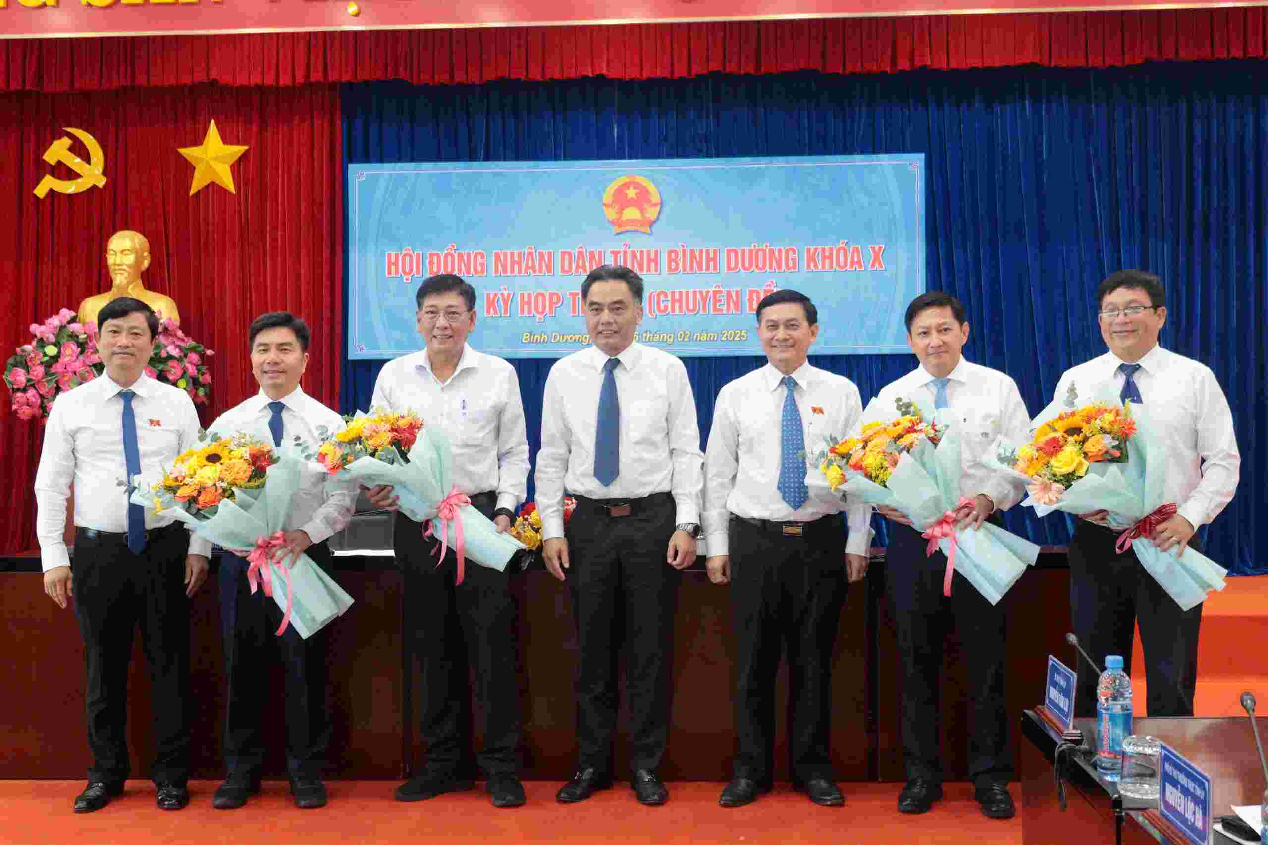 Lanh dao tinh tang hoa tri an ong Mai Hung Dung - nguyen Pho Chu tich Thuong truc UBND tinh va cac ong: Le Tuan Anh, Vo Hoang Ngan, Ngo Quang Su