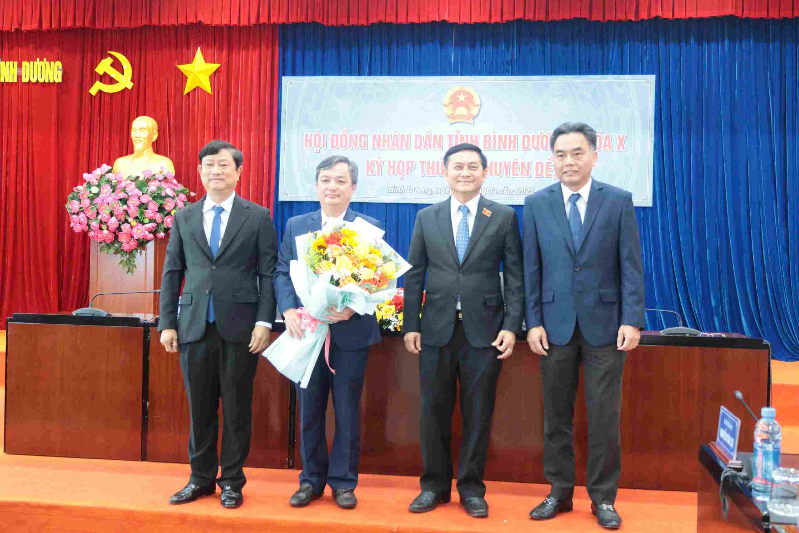 Binh Duong provincial leaders presented flowers to congratulate Mr. Bui Minh Tri. Photo: Binh Duong Provincial People's Committee