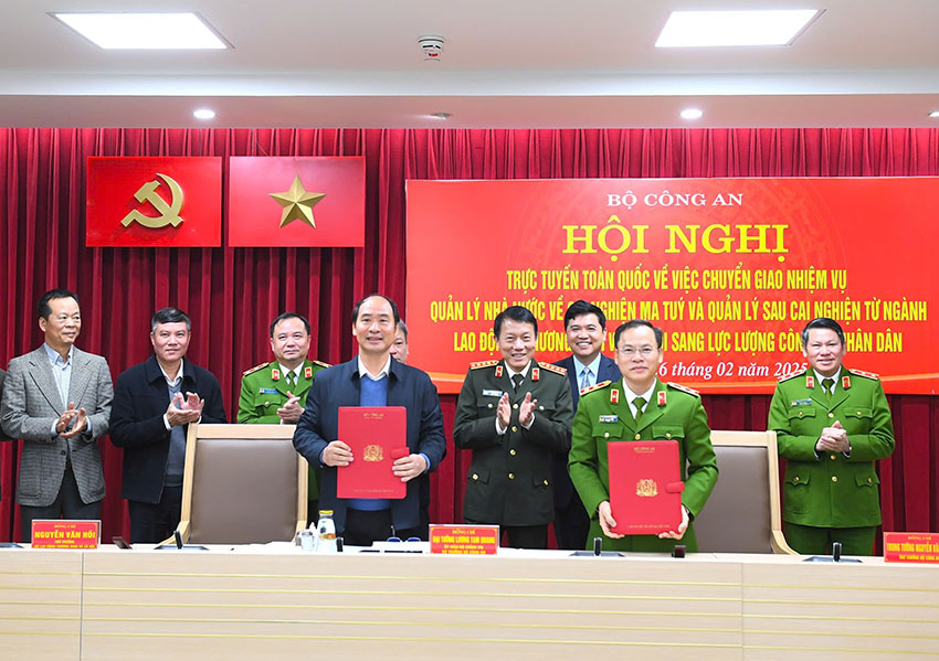 Hội nghị chuyển giao nhiệm vụ quản lý nhà nước về cai nghiện ma túy và quản lý sau cai nghiện. Ảnh: H.Hà