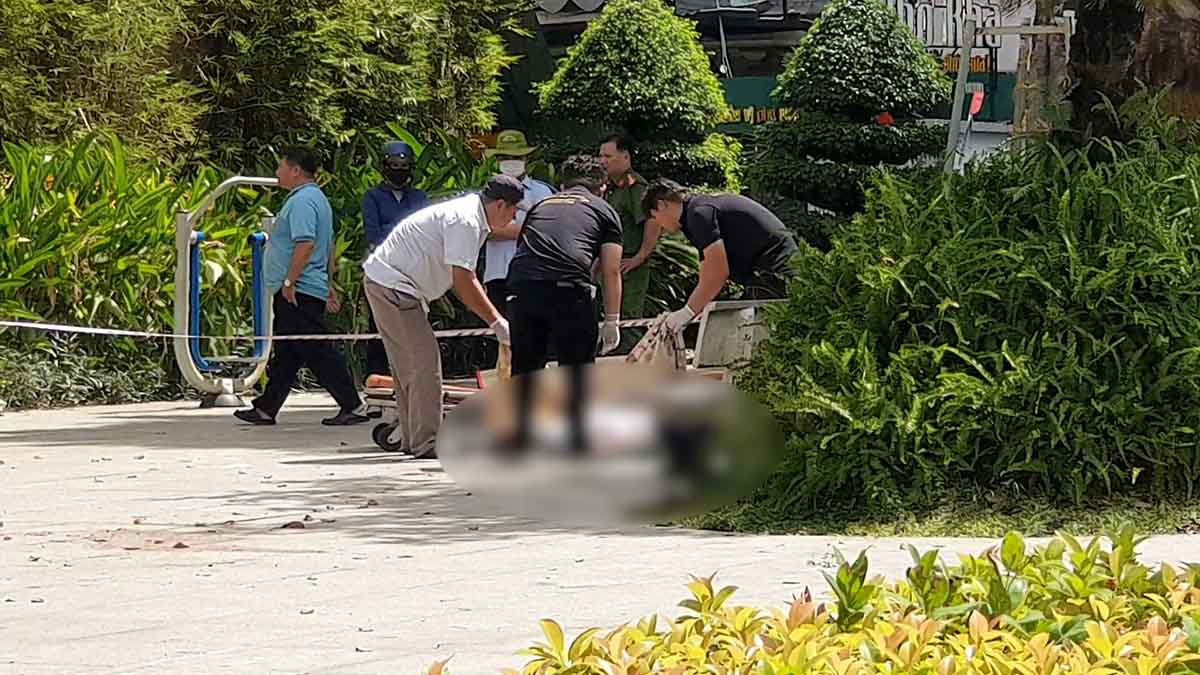 Investigation into the case of 1 person who died in a knee position in the park. Photo: Duong Binh